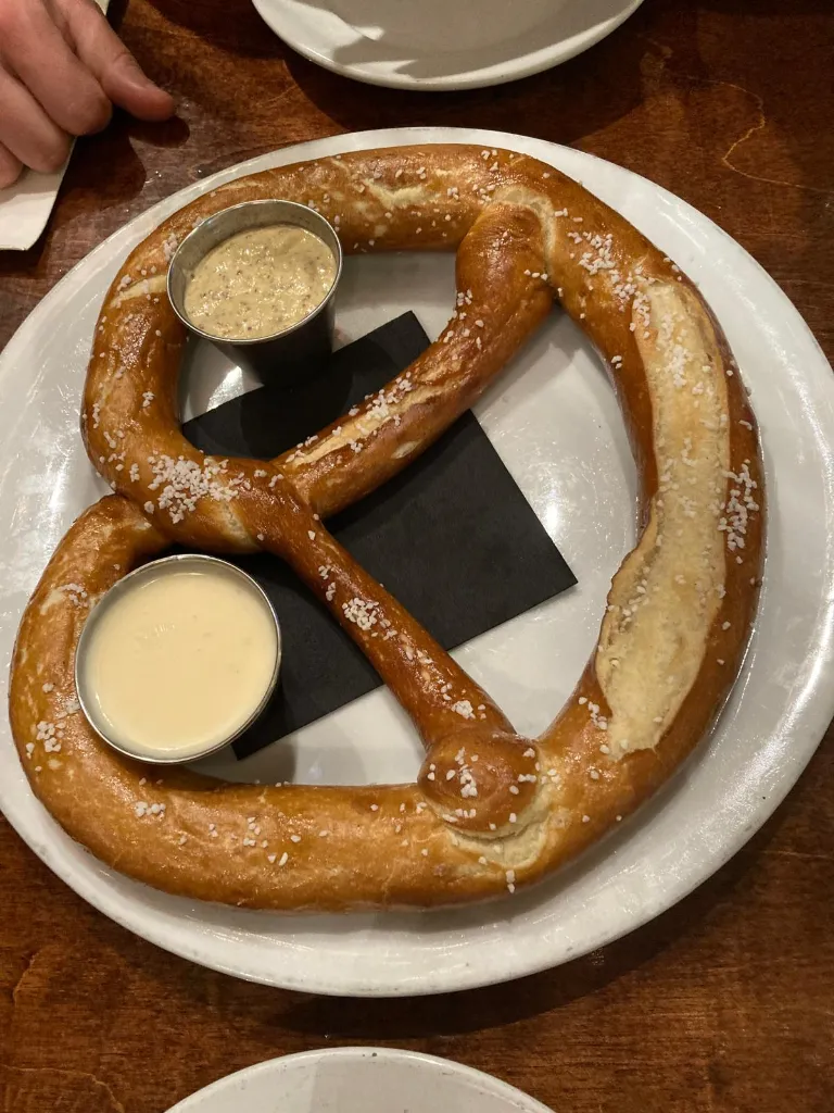 /pretzel-review/internal/immutable/assets/1734301373383-osullivans-irish-pub-0.8lqpE3Uf.webp